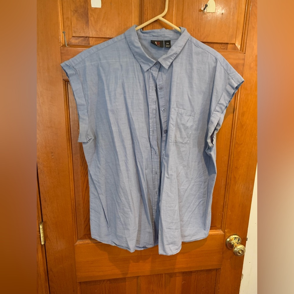 Women’s short sleeve lightweight denim button down/collared shirt. Size 2X.